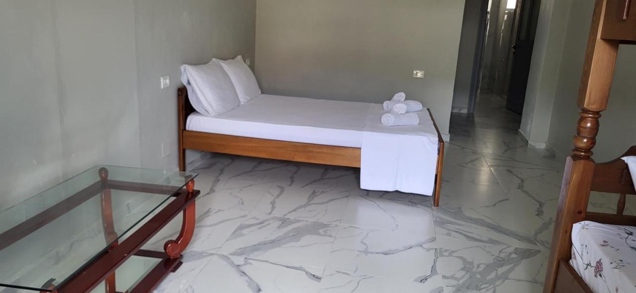 Jon Rooms Himare Buitenkant foto